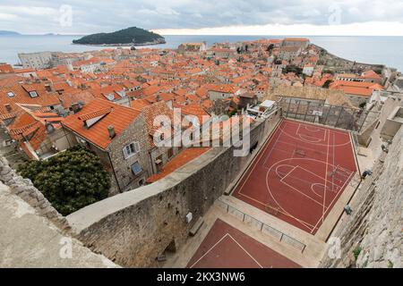 08.12.2017., Dubrovnik, Croatie - pour ceux qui ont la chance de jouer au basket-ball dans le City Wall Rooftop court à Dubrovnik, Croatie, l'expérience restera probablement avec eux pour une vie. Non seulement la cour est située dans les vieux toits de terre cuite de la ville, Mais les vues de la mer Adriatique sont quelque chose d'un conte de fées en Croatie.architectural Digest a récemment publié un article vraiment intéressant intitulé "les 10 meilleurs terrains de basket-ball dans le monde" et un terrain de basket-ball spécial placé dans la vieille ville de Dubrovnik est sur le troisième placer. Photo: Grgo Jelavic/PIXSELL Banque D'Images