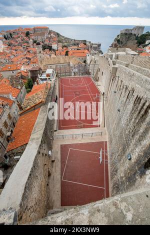 08.12.2017., Dubrovnik, Croatie - pour ceux qui ont la chance de jouer au basket-ball dans le City Wall Rooftop court à Dubrovnik, Croatie, l'expérience restera probablement avec eux pour une vie. Non seulement la cour est située dans les vieux toits de terre cuite de la ville, Mais les vues de la mer Adriatique sont quelque chose d'un conte de fées en Croatie.architectural Digest a récemment publié un article vraiment intéressant intitulé "les 10 meilleurs terrains de basket-ball dans le monde" et un terrain de basket-ball spécial placé dans la vieille ville de Dubrovnik est sur le troisième placer. Photo: Grgo Jelavic/PIXSELL Banque D'Images