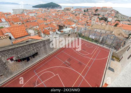 08.12.2017., Dubrovnik, Croatie - pour ceux qui ont la chance de jouer au basket-ball dans le City Wall Rooftop court à Dubrovnik, Croatie, l'expérience restera probablement avec eux pour une vie. Non seulement la cour est située dans les vieux toits de terre cuite de la ville, Mais les vues de la mer Adriatique sont quelque chose d'un conte de fées en Croatie.architectural Digest a récemment publié un article vraiment intéressant intitulé "les 10 meilleurs terrains de basket-ball dans le monde" et un terrain de basket-ball spécial placé dans la vieille ville de Dubrovnik est sur le troisième placer. Photo: Grgo Jelavic/PIXSELL Banque D'Images