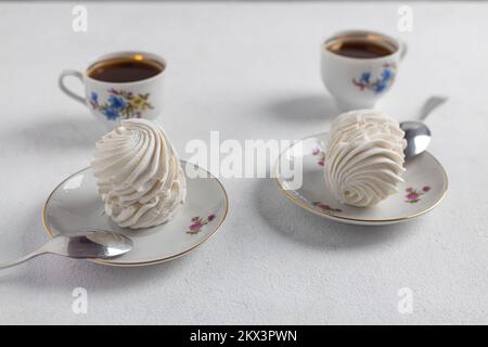 tea party avec un zephyr aéré et délicat sur fond clair. dessert maison, pâtisserie, chef pâtissier, vacances, anniversaire, confiserie, thé gourmet p Banque D'Images