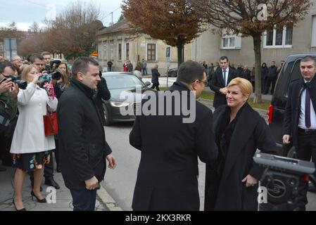 11.12.2017., Croatie, Bjelovar - Président de la République de Croatie, Kolinda Grabar-Kitarovic pour 11 décembre et 12, a déménagé son bureau dans le comté de Bjelovar-Bilogora. Il s'agit de la onzième réinstallation du Bureau du Président de la République à l'extérieur de Zagreb. Son séjour là-bas le président Grabar-Kitarovic a commencé ce matin devant le comté, où avec les hôtes, le maire Damir Bajs et le maire de Bjelovar Dario Herbak ont assisté à la levée du drapeau présidentiel. Photo: Damir Spehar/PIXSELL Banque D'Images