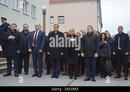 11.12.2017., Croatie, Bjelovar - Président de la République de Croatie, Kolinda Grabar-Kitarovic pour 11 décembre et 12, a déménagé son bureau dans le comté de Bjelovar-Bilogora. Il s'agit de la onzième réinstallation du Bureau du Président de la République à l'extérieur de Zagreb. Son séjour là-bas le président Grabar-Kitarovic a commencé ce matin devant le comté, où avec les hôtes, le maire Damir Bajs et le maire de Bjelovar Dario Herbak ont assisté à la levée du drapeau présidentiel. Photo: Damir Spehar/PIXSELL Banque D'Images