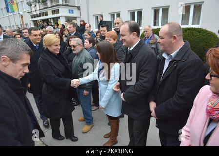 11.12.2017., Croatie, Bjelovar - Président de la République de Croatie, Kolinda Grabar-Kitarovic pour 11 décembre et 12, a déménagé son bureau dans le comté de Bjelovar-Bilogora. Il s'agit de la onzième réinstallation du Bureau du Président de la République à l'extérieur de Zagreb. Son séjour là-bas le président Grabar-Kitarovic a commencé ce matin devant le comté, où avec les hôtes, le maire Damir Bajs et le maire de Bjelovar Dario Herbak ont assisté à la levée du drapeau présidentiel. Photo: Damir Spehar/PIXSELL Banque D'Images