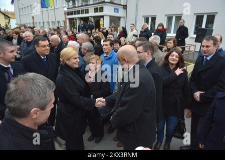 11.12.2017., Croatie, Bjelovar - Président de la République de Croatie, Kolinda Grabar-Kitarovic pour 11 décembre et 12, a déménagé son bureau dans le comté de Bjelovar-Bilogora. Il s'agit de la onzième réinstallation du Bureau du Président de la République à l'extérieur de Zagreb. Son séjour là-bas le président Grabar-Kitarovic a commencé ce matin devant le comté, où avec les hôtes, le maire Damir Bajs et le maire de Bjelovar Dario Herbak ont assisté à la levée du drapeau présidentiel. Photo: Damir Spehar/PIXSELL Banque D'Images