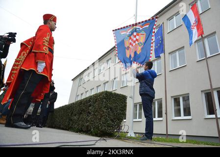 11.12.2017., Croatie, Bjelovar - Président de la République de Croatie, Kolinda Grabar-Kitarovic pour 11 décembre et 12, a déménagé son bureau dans le comté de Bjelovar-Bilogora. Il s'agit de la onzième réinstallation du Bureau du Président de la République à l'extérieur de Zagreb. Son séjour là-bas le président Grabar-Kitarovic a commencé ce matin devant le comté, où avec les hôtes, le maire Damir Bajs et le maire de Bjelovar Dario Herbak ont assisté à la levée du drapeau présidentiel. Photo: Damir Spehar/PIXSELL Banque D'Images