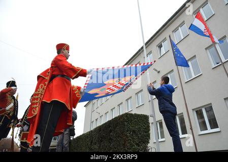 11.12.2017., Croatie, Bjelovar - Président de la République de Croatie, Kolinda Grabar-Kitarovic pour 11 décembre et 12, a déménagé son bureau dans le comté de Bjelovar-Bilogora. Il s'agit de la onzième réinstallation du Bureau du Président de la République à l'extérieur de Zagreb. Son séjour là-bas le président Grabar-Kitarovic a commencé ce matin devant le comté, où avec les hôtes, le maire Damir Bajs et le maire de Bjelovar Dario Herbak ont assisté à la levée du drapeau présidentiel. Photo: Damir Spehar/PIXSELL Banque D'Images