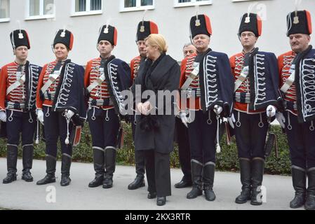 11.12.2017., Croatie, Bjelovar - Président de la République de Croatie, Kolinda Grabar-Kitarovic pour 11 décembre et 12, a déménagé son bureau dans le comté de Bjelovar-Bilogora. Il s'agit de la onzième réinstallation du Bureau du Président de la République à l'extérieur de Zagreb. Son séjour là-bas le président Grabar-Kitarovic a commencé ce matin devant le comté, où avec les hôtes, le maire Damir Bajs et le maire de Bjelovar Dario Herbak ont assisté à la levée du drapeau présidentiel. Photo: Damir Spehar/PIXSELL Banque D'Images