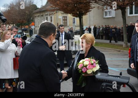 11.12.2017., Croatie, Bjelovar - Président de la République de Croatie, Kolinda Grabar-Kitarovic pour 11 décembre et 12, a déménagé son bureau dans le comté de Bjelovar-Bilogora. Il s'agit de la onzième réinstallation du Bureau du Président de la République à l'extérieur de Zagreb. Son séjour là-bas le président Grabar-Kitarovic a commencé ce matin devant le comté, où avec les hôtes, le maire Damir Bajs et le maire de Bjelovar Dario Herbak ont assisté à la levée du drapeau présidentiel. Photo: Damir Spehar/PIXSELL Banque D'Images