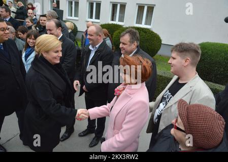 11.12.2017., Croatie, Bjelovar - Président de la République de Croatie, Kolinda Grabar-Kitarovic pour 11 décembre et 12, a déménagé son bureau dans le comté de Bjelovar-Bilogora. Il s'agit de la onzième réinstallation du Bureau du Président de la République à l'extérieur de Zagreb. Son séjour là-bas le président Grabar-Kitarovic a commencé ce matin devant le comté, où avec les hôtes, le maire Damir Bajs et le maire de Bjelovar Dario Herbak ont assisté à la levée du drapeau présidentiel. Photo: Damir Spehar/PIXSELL Banque D'Images