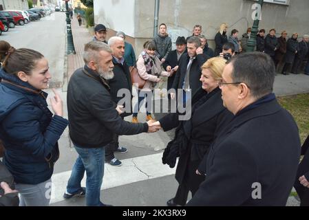 11.12.2017., Croatie, Bjelovar - Président de la République de Croatie, Kolinda Grabar-Kitarovic pour 11 décembre et 12, a déménagé son bureau dans le comté de Bjelovar-Bilogora. Il s'agit de la onzième réinstallation du Bureau du Président de la République à l'extérieur de Zagreb. Son séjour là-bas le président Grabar-Kitarovic a commencé ce matin devant le comté, où avec les hôtes, le maire Damir Bajs et le maire de Bjelovar Dario Herbak ont assisté à la levée du drapeau présidentiel. Photo: Damir Spehar/PIXSELL Banque D'Images