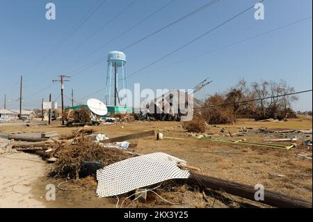 L'ouragan Ike, Crystal Beach, TX, 20 septembre 2008 débris et maisons endommagées le long de l'autoroute 87 en raison de l'ouragan Ike. Bolivar Penninsula, TX, 20 septembre 2008- des maisons et des débris endommagés sont visibles dans toute la région en raison de l'ouragan Ike. Photographies relatives aux programmes, aux activités et aux fonctionnaires de gestion des catastrophes et des situations d'urgence Banque D'Images