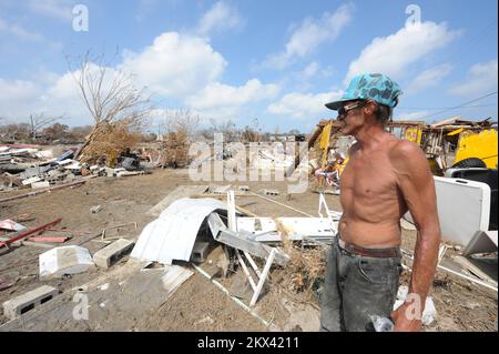 L'ouragan Ike, Crystal Beach, 22 septembre 2008 Billy Clow, un résident local, regarde la cour où sa maison était avant l'ouragan Ike. Crystal Beach, 22 septembre 2008 --Billy Clow, un résident local regarde sur la cour où sa maison était autrefois piquant. Photographies relatives aux programmes, aux activités et aux fonctionnaires de gestion des catastrophes et des situations d'urgence Banque D'Images