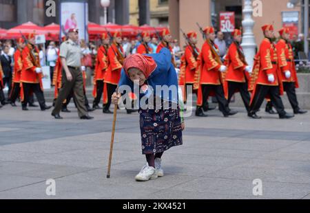 27.05.2017., Croatie, Zagreb - et cérémonie Grand changement de garde dans le cadre de la célébration du 26th anniversaire de la formation des Forces armées.le Bataillon hautement protégé des Forces armées des Forces armées est responsable de l'exécution du protocole et des tâches cérémonielles pour les besoins de l'Etat et Le haut militaire et la cérémonie du Grand déploiement seront régulièrement organisés dans la haute-ville. Photo: Marko Lukunic/PIXSELL Banque D'Images