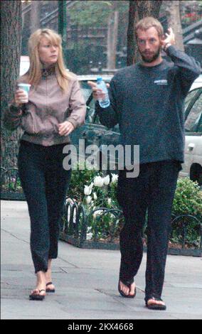 Gwyneth Paltrow et Chris Martin de Greenwich Village à New York, sur le chemin de leur cours de yoga, seulement pour trouver un billet de stationnement après avoir quitté leur studio de yoga. Banque D'Images