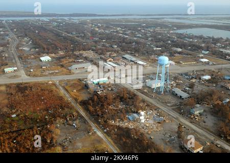 Ouragan Ike, Crystal Beach, TX, 24 septembre 2008 les débris des structures détruites par l'ouragan Ike sont laissés en tas à travers la ville. La péninsule a des poches de détestation complète de l'ouragan Ike. Crystal Beach, TX, 24 septembre 2008 -- les débris des structures détruites par l'ouragan Ike sont laissés debout dans des piles à travers la ville. La péninsule a des poches de détestation complète de l'ouragan Ike. Photographies relatives aux programmes, aux activités et aux fonctionnaires de gestion des catastrophes et des situations d'urgence Banque D'Images