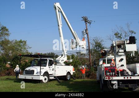 Hurricane Ike, Houston, TX, 25 septembre 2008 cette équipe de services publics travaille pour restaurer le service à Houston. La FEMA aide à financer des équipes d'électricité de nombreux États pour venir au Texas et restaurer rapidement l'électricité renversées par l'ouragan Ike. Cette équipe est venue de Gilbert, Arizona. Photographies relatives aux programmes, aux activités et aux fonctionnaires de gestion des catastrophes et des situations d'urgence Banque D'Images