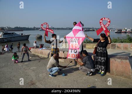 Kolkata, Inde. 30th novembre 2022. Un groupe de volontaires organise une campagne de prévention contre le sida en faisant voler des ballons à air chaud sur les berges du Gange avant la Journée mondiale contre le sida. (Photo de Biswarup Ganguly/Pacific Press) crédit: Pacific Press Media production Corp./Alay Live News Banque D'Images