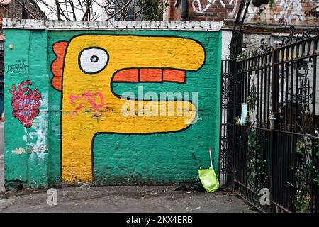 Street art by Thierry Noir avec une poule jaune sur fond vert sur un mur à Rivington Street Shoreditch Londres Banque D'Images