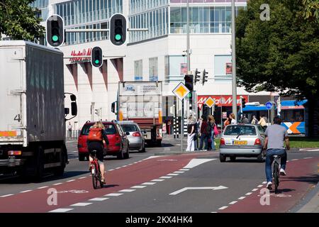 Pays-Bas, Arnhem - dans de nombreuses villes néerlandaises, des parties séparées de la route sont réservées aux cyclistes. Banque D'Images