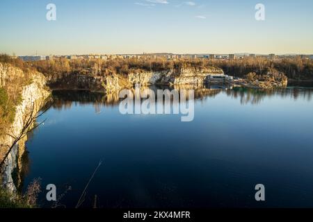 Lac de la carrière de Zakrzowek à Cracovie, en Pologne, en automne. Réservoir d'eau avec eau bleue au coucher du soleil. Banque D'Images