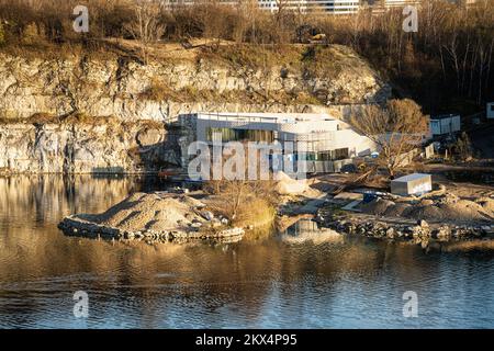 Centre de plongée de Kraken en cours de reconstruction, lac de la carrière de Zakrzowek à Cracovie, Pologne en automne. Cracovie, Pologne - 10 novembre 2022. Banque D'Images