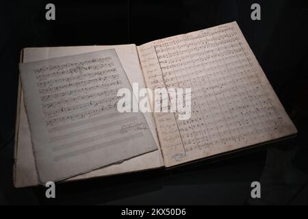 Brno, République tchèque. 30th novembre 2022. Le Musée morave de Brno retournera une partition manuscrite de Ludwig van Beethoven, qui fait partie de ses collections, à la famille Petschek, ses propriétaires d'origine, après l'avoir exposée au Palais des nobles dames de 30 novembre à 4 décembre dans le cadre de l'exposition adieu à Beethoven. Sur la photo est vu une partie de l'exposition. Crédit: Vaclav Salek/CTK photo/Alay Live News Banque D'Images