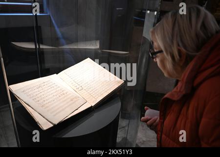 Brno, République tchèque. 30th novembre 2022. Le Musée morave de Brno retournera une partition manuscrite de Ludwig van Beethoven, qui fait partie de ses collections, à la famille Petschek, ses propriétaires d'origine, après l'avoir exposée au Palais des nobles dames de 30 novembre à 4 décembre dans le cadre de l'exposition adieu à Beethoven. Sur la photo est vu une partie de l'exposition. Crédit: Vaclav Salek/CTK photo/Alay Live News Banque D'Images