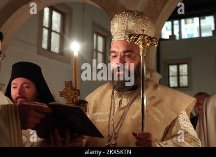 7 avril 2018, le Monastère de Krka - samedi, lorsque les croyants orthodoxes célèbrent la grande fête de la bonne Nouvelle, son Éminence Mgr G. Nikodim a servi dans le monastère de Krka avec vigilance et Saint Baptême Liturgie. À la foule rassemblée de croyants venus de toutes les directions, l'évêque a félicité la Résurrection de Jésus pour la condescendance traditionnelle, Christ la Résurrection. A l'arrivée de l'évêque de Nicodème dans tout le diocèse de Dalmatie pour la première fois, les portes du monastère de Krka étaient ouvertes aux médias le Grand samedi, à la Vazmena Vdenja, et le Th Banque D'Images