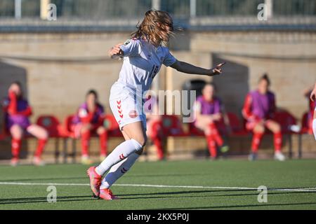 Le Stade du centenaire, 08.04.21 Janni Thomasen (19 Danemark) a obtenu le premier but action générale lors de la coupe du monde des femmes UEFA qualification du Groupe E entre Malte et le Danemark au Stade du Centenaire à Ta' Qali, Malte Soccer (Cristiano Mazzi/SPP) Credit: SPP Sport Press photo. /Alamy Live News Banque D'Images