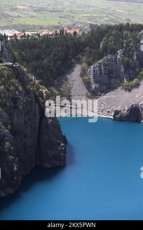 13.04.2018., Imotski, Croatie - le Lac Bleu (Modro jezero ou Plavo jezero) est un lac karstique situé près d'Imotski dans le sud de la Croatie. Tout comme le lac Rouge voisin, il se trouve dans un profond gouffre qui pourrait être formé par l'effondrement d'une immense grotte souterraine. La profondeur totale à partir du bord supérieur est d'environ 220 mètres, tandis que la profondeur de l'eau varie avec la saison. Au printemps, lorsque la neige des montagnes environnantes fond, elle peut atteindre 90 m et, en 1914, elle atteint 114 m, débordant le bord sud. Le lac est une destination populaire pour la randonnée et les visites touristiques. Photo: Ivo Cagalj/PIXSELL Banque D'Images