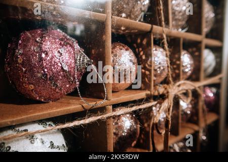 Fond vintage avec beaucoup de jouets en verre violet et doré paillettes pour arbre de Noël. Décor festif pour la fête du nouvel an 2023. Vacances d'hiver Banque D'Images