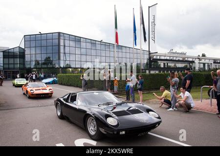 Départ d'une flotte de Lamborghini Miura lors de l'ouverture d'un nouveau musée Lamborghini à Sant Agata Bolognese à Bologne, Italie. Banque D'Images