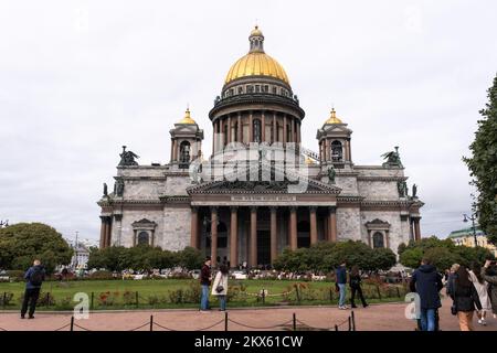 Les gens se promènent sur la place près de la cathédrale Saint Isaac, un monument à Saint-Pétersbourg, en Russie. Banque D'Images