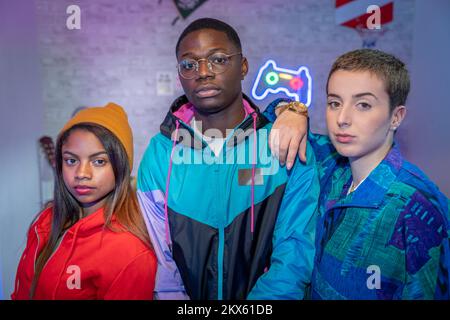 Des adolescents multiethniques prennent des photos avec un flash non filtré. Prise de vue nocturne en intérieur. Banque D'Images