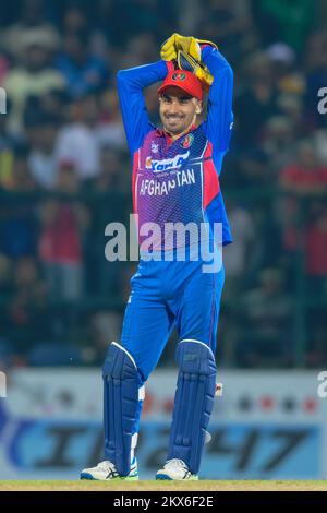 Kandy, Sri Lanka. 30th novembre 2022. Le gardien de cricket afghan Rahmanullah Gurbaz se penche sur le match de cricket de l'ODI de 3rd entre le Sri Lanka et l'Afghanistan au Pallekele International Cricket Stadium de Kandy, le 30th novembre 2022. Viraj Kothalwala/Alamy Live News Banque D'Images