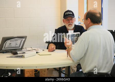 Inondations glissements de terrain/glissements de terrain tempête violente - Pike County, Ky. , Le conseiller en atténuation de la FEMA de 9 juin 2009, Bruce Klein, parle d'atténuation au Centre de reprise après sinistre élémentaire John Creek, dans le comté de Pike, Kentucky. La FEMA encourage les résidents touchés par les catastrophes naturelles à se reconstruire mieux, plus fort et plus sûr. Rob Melendez/FEMA. Tempêtes, tornades, inondations et glissements de terrain dans le Kentucky. Photographies relatives aux programmes, aux activités et aux fonctionnaires de gestion des catastrophes et des situations d'urgence Banque D'Images