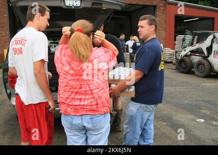 Inondations glissements de terrain/glissements de terrain tempête violente - Pike County, Ky. , 12 juin 2009 Big Creek Volunteer Fire Department Captain Mitch case, distribue de l'eau donnée par la compagnie de Bottling de Mingo aux résidents touchés par une deuxième série d'inondations dans la région de Sidney en un mois, à leur caserne de pompiers endommagée dans le comté de Pike, dans le Kentucky. Les organismes bénévoles sont des partenaires précieux de la FEMA lors de catastrophes naturelles. Rob Melendez/FEMA. Tempêtes, tornades, inondations et glissements de terrain dans le Kentucky. Photographies relatives aux programmes, aux activités et aux fonctionnaires de gestion des catastrophes et des situations d'urgence Banque D'Images