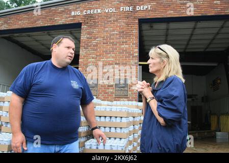 Inondations glissements de terrain/glissements de terrain tempête violente - Pike County, Ky. , 12 juin 2009 FEMA Clare Eckert, agent d'information publique, parle à Big Creek Volunteer Fire Department Ric Green à leur caserne de pompiers détruite à Sidney, KY. Les subventions d'aide publique de la FEMA aident les gouvernements locaux à se remettre des catastrophes naturelles. Rob Melendez/FEMA. Tempêtes, tornades, inondations et glissements de terrain dans le Kentucky. Photographies relatives aux programmes, aux activités et aux fonctionnaires de gestion des catastrophes et des situations d'urgence Banque D'Images