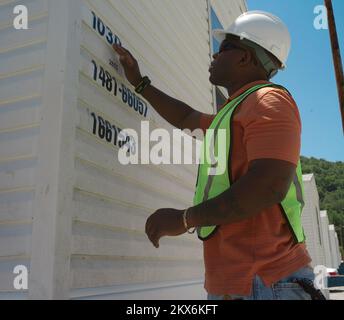 Inondations glissements de terrain/glissements de terrain tempête violente - Taylorville, W. , Christian Radden, spécialiste du logement de la FEMA de 24 juin 2009, met un numéro de maison sur l'une des maisons temporaires du site de logement communautaire de Park Manor à Taylorville. Louis Sohn FEMA. Virginie-Occidentale : tempêtes, inondations, glissements de terrain et glissements de terrain. Photographies relatives aux programmes, aux activités et aux fonctionnaires de gestion des catastrophes et des situations d'urgence Banque D'Images