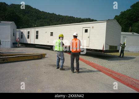 Inondations glissements de terrain/glissements de terrain tempête violente - Taylorville, W. , La FEMA de 25 juin 2009 et les superviseurs d'entrepreneurs observent que l'une des dernières maisons est placée dans le premier site communautaire ouvert pour aider les survivants des inondations de la fête des mères. Louis Sohn FEMA. Virginie-Occidentale : tempêtes, inondations, glissements de terrain et glissements de terrain. Photographies relatives aux programmes, aux activités et aux fonctionnaires de gestion des catastrophes et des situations d'urgence Banque D'Images