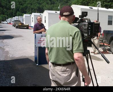 Inondations glissements de terrain/glissements de terrain tempête violente - Taylorville, W. , 26 juin 2009 l'agent d'information publique de la FEMA Frank Blake s'adresse aux médias à l'ouverture du site de logement communautaire du Manoir Parcs. Parks Manor est le premier des trois sites communautaires qui seront ouverts pour accueillir les survivants des inondations de la fête des mères. Louis Sohn FEMA. Virginie-Occidentale : tempêtes, inondations, glissements de terrain et glissements de terrain. Photographies relatives aux programmes, aux activités et aux fonctionnaires de gestion des catastrophes et des situations d'urgence Banque D'Images