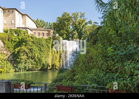 Isola del Liri (Italia) - una piccola città medievale in provincia di Frosinone, regione Lazio, famosa per delle cascate nel centro storico, 5 Banque D'Images