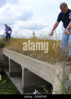 Inondations tempête violente - Rural McHenry County, N. D. , Agence fédérale de gestion des urgences (FEMA) de 4 août 2009 entrepreneur d'assistance technique et spécialiste des ponts Frank Nauman, à gauche, Et l'agent de projet d'aide publique du ministère des Services d'urgence du Dakota du Nord Russ Kroshus mesure un pont de ponceau dans le cadre des évaluations des dommages causés par une catastrophe au Dakota du Nord. Les réparations du pont endommagé peuvent être admissibles à l'aide de la FEMA pour le remboursement de l'aide publique. John A. Read/FEMA. Dakota du Nord : tempêtes et inondations graves. Photographies relatives aux catastrophes et à la gestion des urgences Prog Banque D'Images