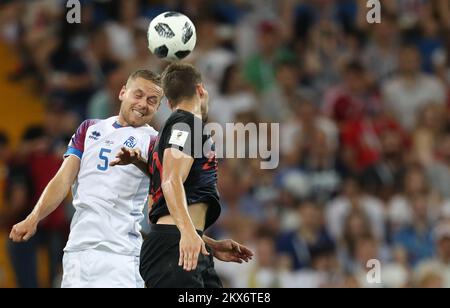 26.06.2018., Rostov-on-Don, Russie - coupe du monde 2018, Groupe D, ronde 3rd, Islande - Croatie. Sverrir Ingason, Marko Pjaca. Photo: Igor Kralj/PIXSELL Banque D'Images