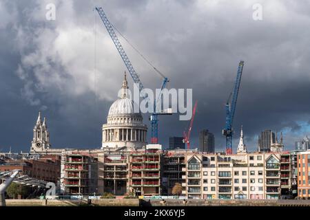 St. La cathédrale Pauls est entourée de grues de la Tour en raison des travaux de construction en cours dans la ville de Londres. Photo prise de Bankside sur la rive sud du ri Banque D'Images