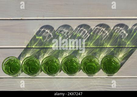 motif de boisson à l'absinthe vert sur fond de bois blanc avec espace pour les copies Banque D'Images