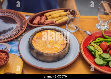 Menemen, petit déjeuner turc, œufs avec poivrons et tomates, vue de dessus Banque D'Images