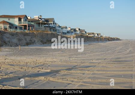 Tempête sévère - Ocean City, N. J. , 17 novembre 2009 a endommagé les dunes de la dépression tropicale Ida et Nor'easter dans Ocean City. Elissa Jun/FEMA. New Jersey tempêtes et inondations graves associées à la dépression tropicale Ida et a Nor'easter. Photographies relatives aux programmes, aux activités et aux fonctionnaires de gestion des catastrophes et des situations d'urgence Banque D'Images