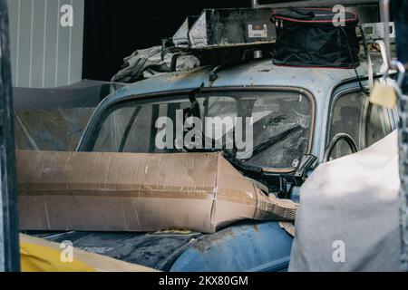 Classic Renault 4 car Barn trouver à l'intérieur d'une grange couverte de poussière et de désordre prêt pour la restauration, Royaume-Uni Banque D'Images