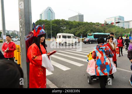 SHENZHEN, CHINE - 06 JANVIER 2015 : promotion de la discothèque dans la rue. Shenzhen est considéré comme l'une des zones économiques spéciales les plus réussies. Banque D'Images